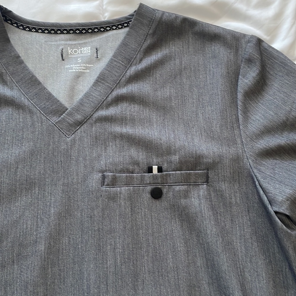 Mens scrub top - Picture 2 of 3